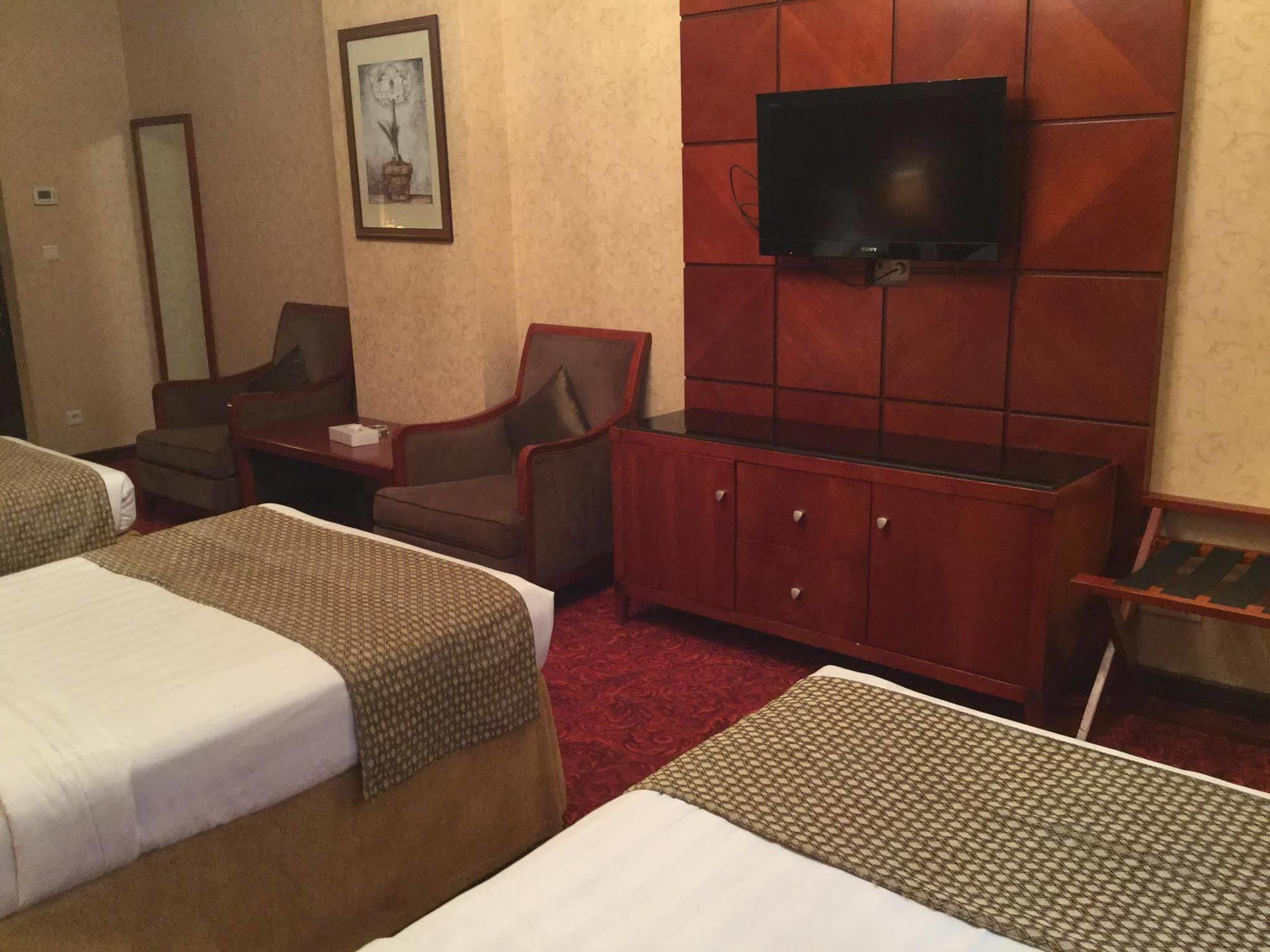 Отель Shaza Regency Plaza Al Madinah Медина Экстерьер фото A room at the hotel